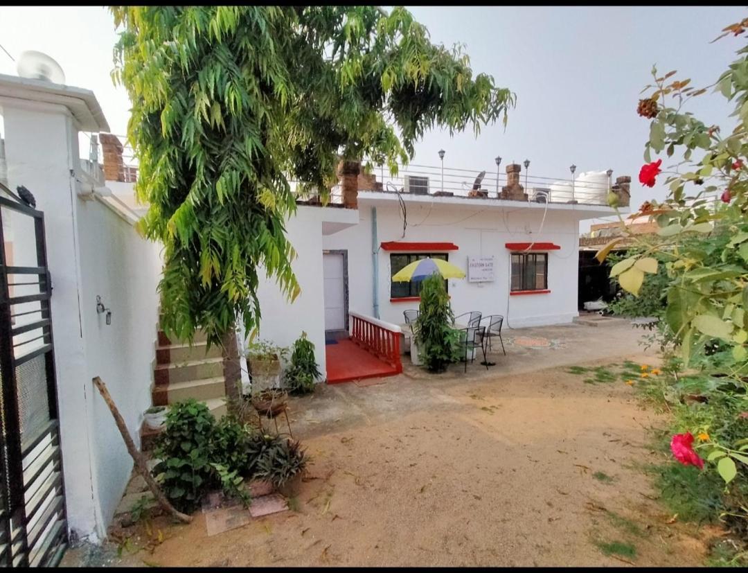 Eastern Gate Homestay Khajuraho Bagian luar foto